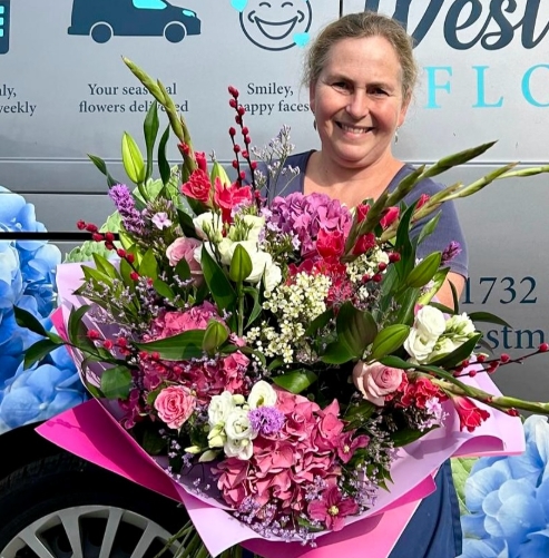 Palua’s luxury florist bouquet with seasonal flowers arranged by a florist