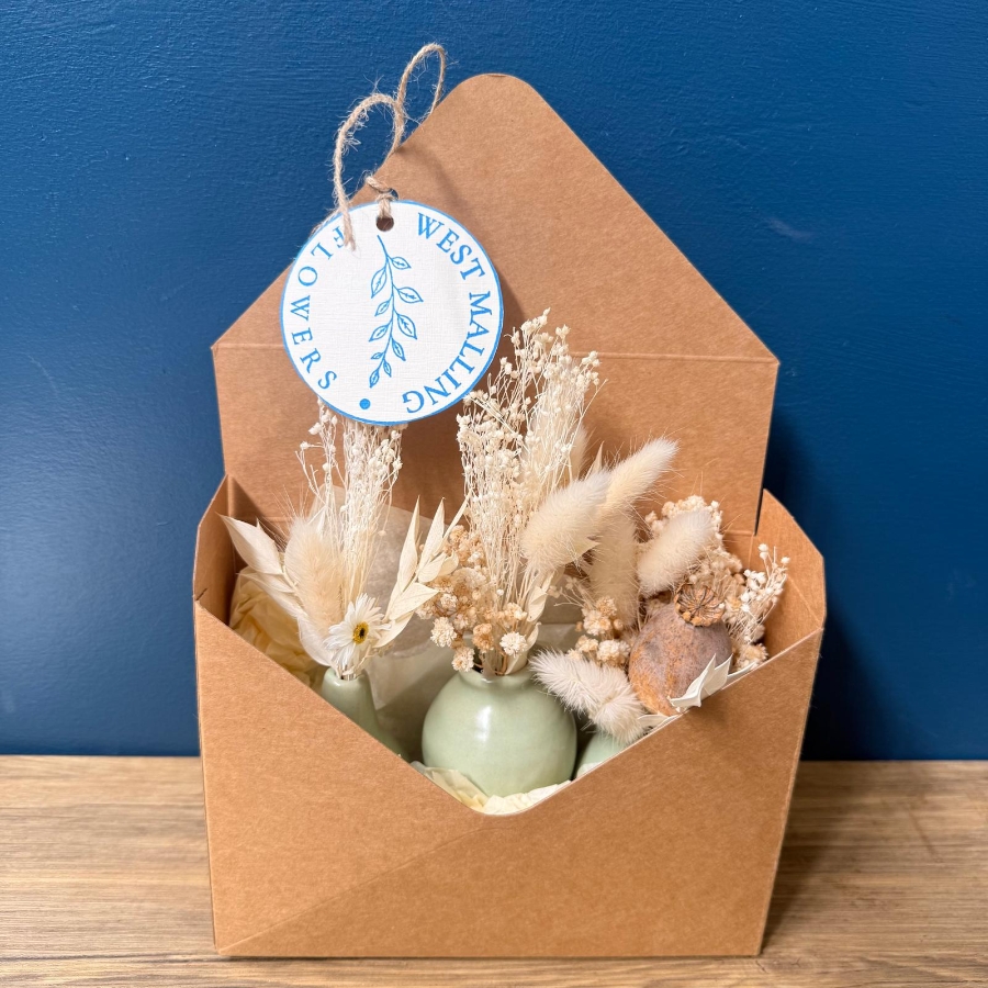 Dried flower gift set with three ceramic mini vases in kraft envelope packaging