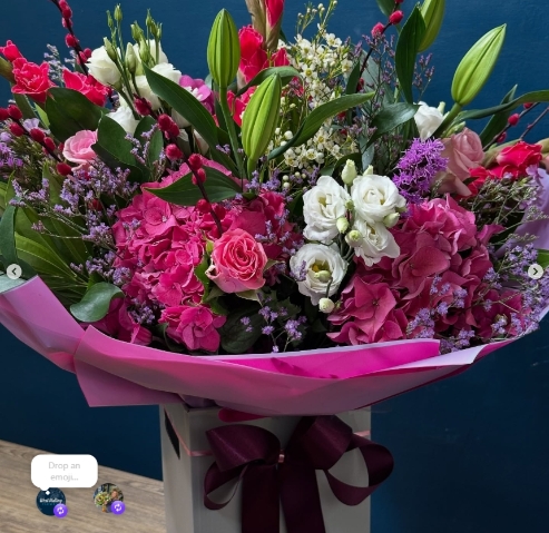 Palua’s luxury florist bouquet with seasonal flowers arranged by a florist