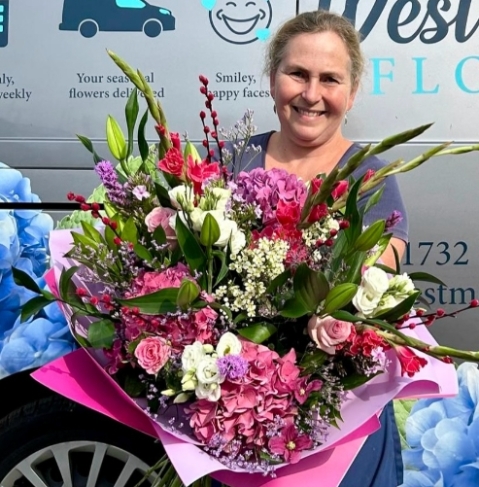 Palua’s luxury florist bouquet with seasonal flowers arranged by a florist