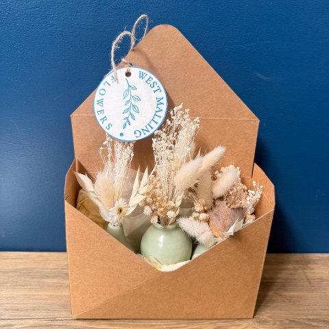 Dried flower gift set with three ceramic mini vases in kraft envelope packaging
